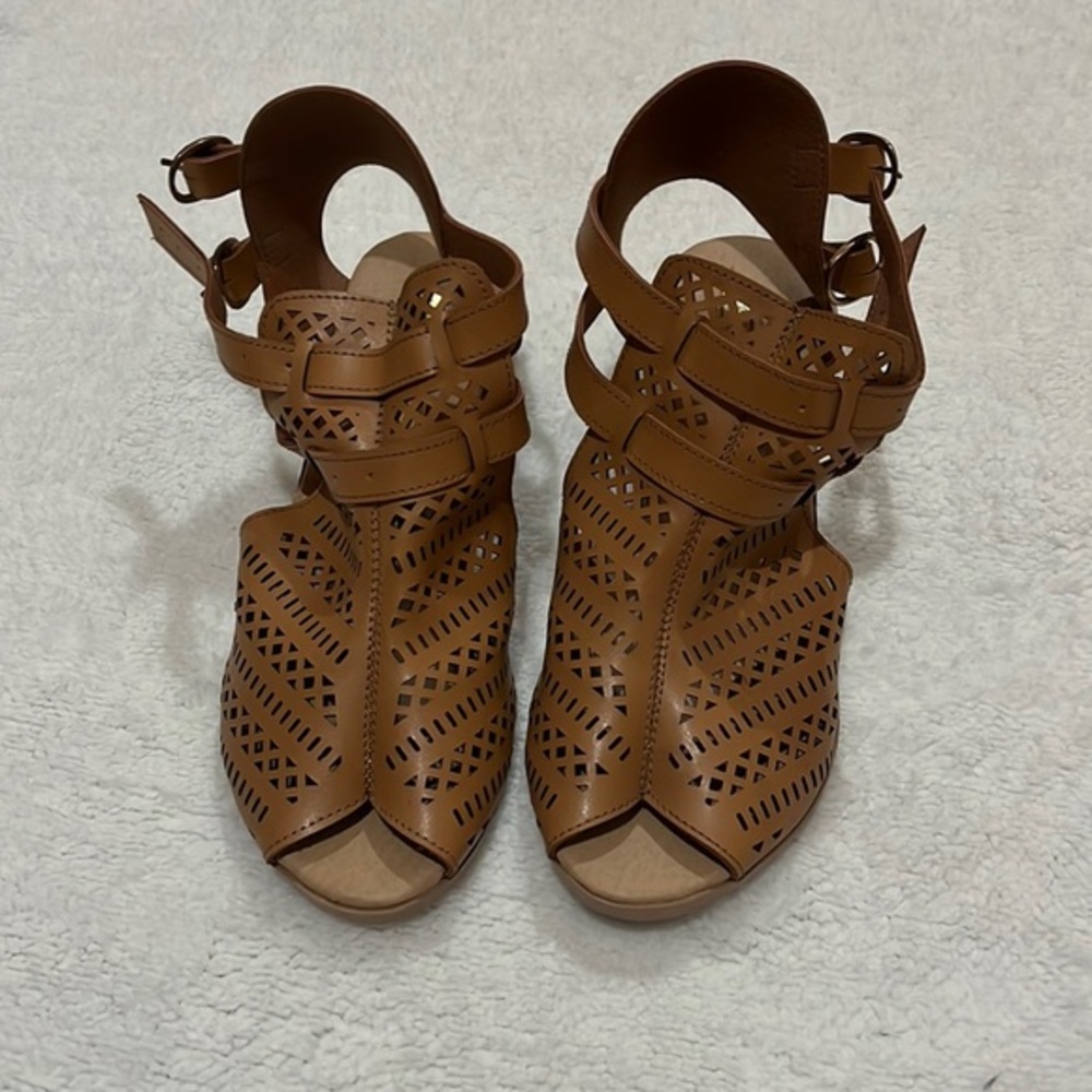 Euphoria brown strappy sandals, size 24.5. Women’s  (US size 7.5)